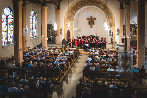 Gospelfest 2024 - Blick von der Orgelempore in die volle St. Laurentius-Kirche