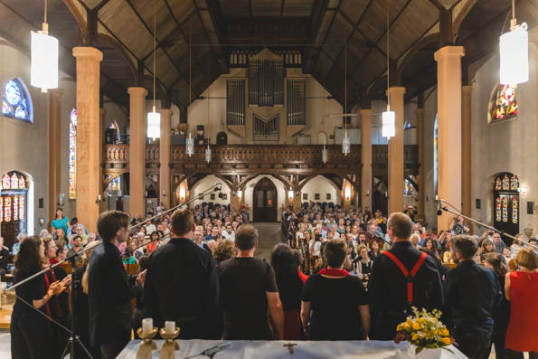 Gospelfest 2024 - Blick vom Altarraum in die volle St. Laurentius-Kirche